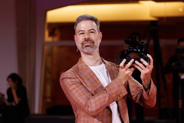 News - 2025 Winners Photocall - The 82nd Venice International Film Festival David Pablos poses with the Orizzonti Best Film Award for En el camino (On the Road) during the winners photocall at the 82nd Venice International Film Festival on September 06, 2025 in Venice, Italy. Photo: Cinzia Camela. Lido di Venezia Palazzo del Cinema Italy Copyright: xCinziaxCamelax xLiveMediax LPN_2012840