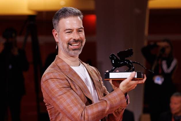 News - 2025 Winners Photocall - The 82nd Venice International Film Festival David Pablos poses with the Orizzonti Best Film Award for En el camino (On the Road) during the winners photocall at the 82nd Venice International Film Festival on September 06, 2025 in Venice, Italy. Photo: Cinzia Camela. Lido di Venezia Palazzo del Cinema Italy Copyright: xCinziaxCamelax xLiveMediax LPN_2012842