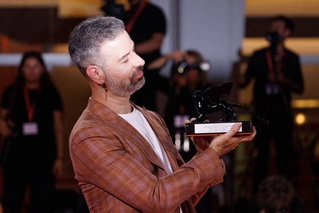 News - 2025 Winners Photocall - The 82nd Venice International Film Festival David Pablos poses with the Orizzonti Best Film Award for En el camino (On the Road) during the winners photocall at the 82nd Venice International Film Festival on September 06, 2025 in Venice, Italy. Photo: Cinzia Camela. Lido di Venezia Palazzo del Cinema Italy Copyright: xCinziaxCamelax xLiveMediax LPN_2012843