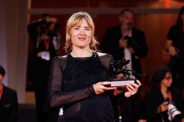 News - 2025 Winners Photocall - The 82nd Venice International Film Festival Lovisa Siren poses with the Orizzonti Best Short Film Award for Without Kelly during the winners photocall at the 82nd Venice International Film Festival on September 06, 2025 in Venice, Italy. Photo: Cinzia Camela. Lido di Venezia Palazzo del Cinema Italy Copyright: xCinziaxCamelax xLiveMediax LPN_2012844