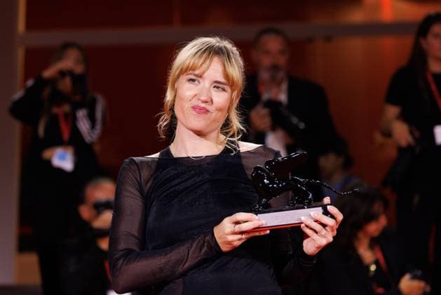 News - 2025 Winners Photocall - The 82nd Venice International Film Festival Lovisa Siren poses with the Orizzonti Best Short Film Award for Without Kelly during the winners photocall at the 82nd Venice International Film Festival on September 06, 2025 in Venice, Italy. Photo: Cinzia Camela. Lido di Venezia Palazzo del Cinema Italy Copyright: xCinziaxCamelax xLiveMediax LPN_2012845