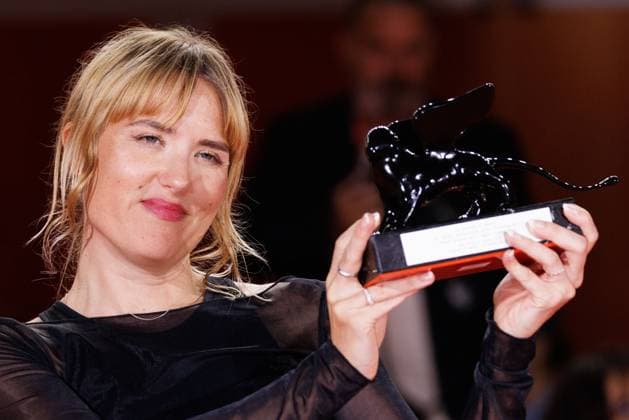 News - 2025 Winners Photocall - The 82nd Venice International Film Festival Lovisa Siren poses with the Orizzonti Best Short Film Award for Without Kelly during the winners photocall at the 82nd Venice International Film Festival on September 06, 2025 in Venice, Italy. Photo: Cinzia Camela. Lido di Venezia Palazzo del Cinema Italy Copyright: xCinziaxCamelax xLiveMediax LPN_2012846