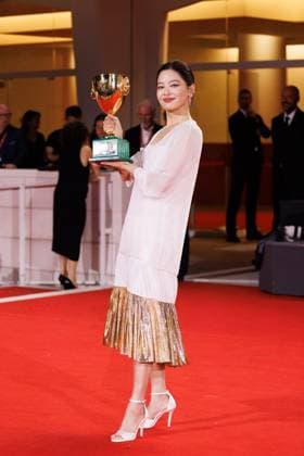 News - 2025 Winners Photocall - The 82nd Venice International Film Festival Xin Zhilei poses with the Coppa Volpi for Best Actress for The Sun Rises on Us All during the winners photocall at the 82nd Venice International Film Festival on September 06, 2025 in Venice, Italy. Photo: Cinzia Camela. Lido di Venezia Palazzo del Cinema Italy Copyright: xCinziaxCamelax xLiveMediax LPN_2012848