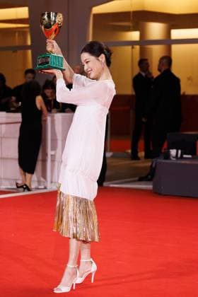 News - 2025 Winners Photocall - The 82nd Venice International Film Festival Xin Zhilei poses with the Coppa Volpi for Best Actress for The Sun Rises on Us All during the winners photocall at the 82nd Venice International Film Festival on September 06, 2025 in Venice, Italy. Photo: Cinzia Camela. Lido di Venezia Palazzo del Cinema Italy Copyright: xCinziaxCamelax xLiveMediax LPN_2012849