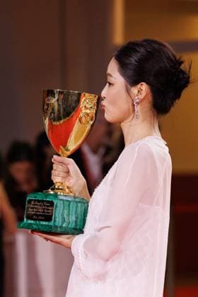 News - 2025 Winners Photocall - The 82nd Venice International Film Festival Xin Zhilei poses with the Coppa Volpi for Best Actress for The Sun Rises on Us All during the winners photocall at the 82nd Venice International Film Festival on September 06, 2025 in Venice, Italy. Photo: Cinzia Camela. Lido di Venezia Palazzo del Cinema Italy Copyright: xCinziaxCamelax xLiveMediax LPN_2012850