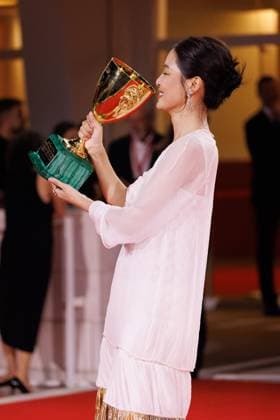 News - 2025 Winners Photocall - The 82nd Venice International Film Festival Xin Zhilei poses with the Coppa Volpi for Best Actress for The Sun Rises on Us All during the winners photocall at the 82nd Venice International Film Festival on September 06, 2025 in Venice, Italy. Photo: Cinzia Camela. Lido di Venezia Palazzo del Cinema Italy Copyright: xCinziaxCamelax xLiveMediax LPN_2012851