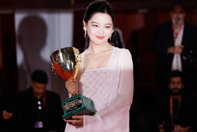 News - 2025 Winners Photocall - The 82nd Venice International Film Festival Xin Zhilei poses with the Coppa Volpi for Best Actress for The Sun Rises on Us All during the winners photocall at the 82nd Venice International Film Festival on September 06, 2025 in Venice, Italy. Photo: Cinzia Camela. Lido di Venezia Palazzo del Cinema Italy Copyright: xCinziaxCamelax xLiveMediax LPN_2012853