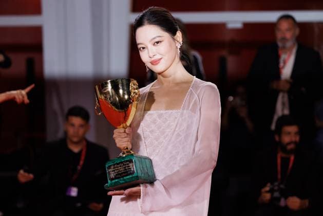 News - 2025 Winners Photocall - The 82nd Venice International Film Festival Xin Zhilei poses with the Coppa Volpi for Best Actress for The Sun Rises on Us All during the winners photocall at the 82nd Venice International Film Festival on September 06, 2025 in Venice, Italy. Photo: Cinzia Camela. Lido di Venezia Palazzo del Cinema Italy Copyright: xCinziaxCamelax xLiveMediax LPN_2012854