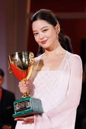 News - 2025 Winners Photocall - The 82nd Venice International Film Festival Xin Zhilei poses with the Coppa Volpi for Best Actress for The Sun Rises on Us All during the winners photocall at the 82nd Venice International Film Festival on September 06, 2025 in Venice, Italy. Photo: Cinzia Camela. Lido di Venezia Palazzo del Cinema Italy Copyright: xCinziaxCamelax xLiveMediax LPN_2012855