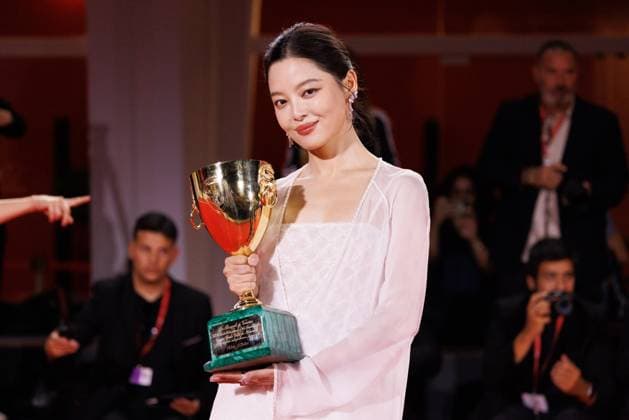 News - 2025 Winners Photocall - The 82nd Venice International Film Festival Xin Zhilei poses with the Coppa Volpi for Best Actress for The Sun Rises on Us All during the winners photocall at the 82nd Venice International Film Festival on September 06, 2025 in Venice, Italy. Photo: Cinzia Camela. Lido di Venezia Palazzo del Cinema Italy Copyright: xCinziaxCamelax xLiveMediax LPN_2012856