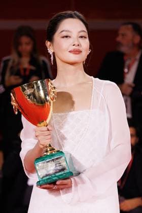 News - 2025 Winners Photocall - The 82nd Venice International Film Festival Xin Zhilei poses with the Coppa Volpi for Best Actress for The Sun Rises on Us All during the winners photocall at the 82nd Venice International Film Festival on September 06, 2025 in Venice, Italy. Photo: Cinzia Camela. Lido di Venezia Palazzo del Cinema Italy Copyright: xCinziaxCamelax xLiveMediax LPN_2012857
