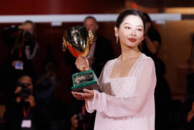 News - 2025 Winners Photocall - The 82nd Venice International Film Festival Xin Zhilei poses with the Coppa Volpi for Best Actress for The Sun Rises on Us All during the winners photocall at the 82nd Venice International Film Festival on September 06, 2025 in Venice, Italy. Photo: Cinzia Camela. Lido di Venezia Palazzo del Cinema Italy Copyright: xCinziaxCamelax xLiveMediax LPN_2012858