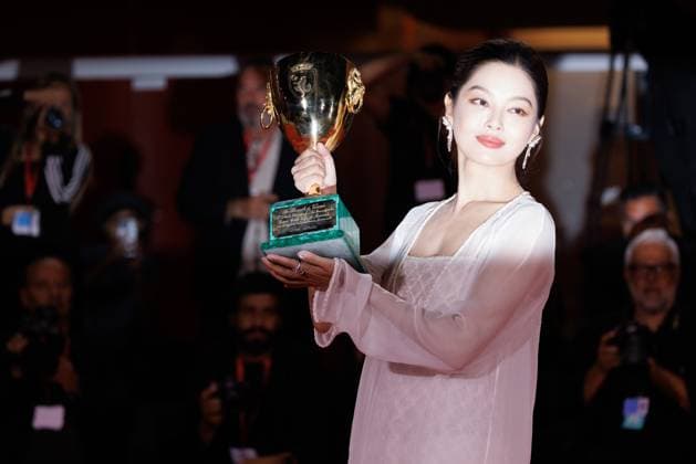News - 2025 Winners Photocall - The 82nd Venice International Film Festival Xin Zhilei poses with the Coppa Volpi for Best Actress for The Sun Rises on Us All during the winners photocall at the 82nd Venice International Film Festival on September 06, 2025 in Venice, Italy. Photo: Cinzia Camela. Lido di Venezia Palazzo del Cinema Italy Copyright: xCinziaxCamelax xLiveMediax LPN_2012859