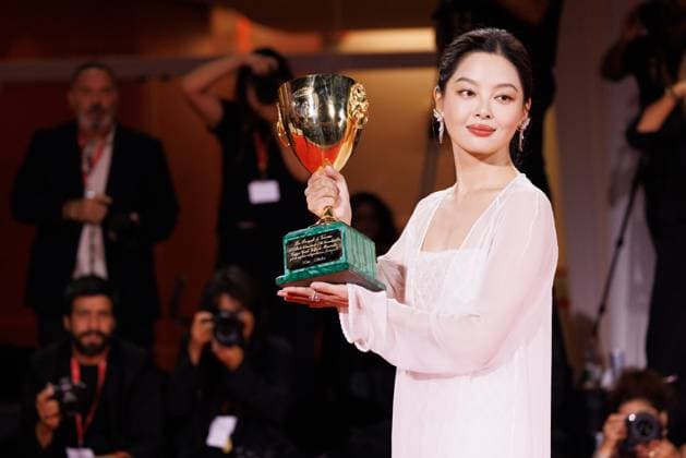 News - 2025 Winners Photocall - The 82nd Venice International Film Festival Xin Zhilei poses with the Coppa Volpi for Best Actress for The Sun Rises on Us All during the winners photocall at the 82nd Venice International Film Festival on September 06, 2025 in Venice, Italy. Photo: Cinzia Camela. Lido di Venezia Palazzo del Cinema Italy Copyright: xCinziaxCamelax xLiveMediax LPN_2012860