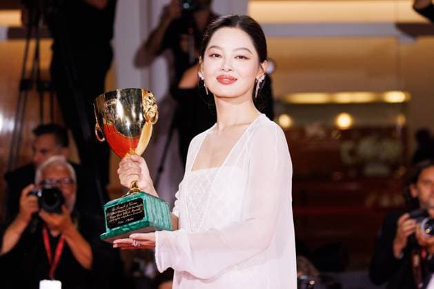 News - 2025 Winners Photocall - The 82nd Venice International Film Festival Xin Zhilei poses with the Coppa Volpi for Best Actress for The Sun Rises on Us All during the winners photocall at the 82nd Venice International Film Festival on September 06, 2025 in Venice, Italy. Photo: Cinzia Camela. Lido di Venezia Palazzo del Cinema Italy Copyright: xCinziaxCamelax xLiveMediax LPN_2012861