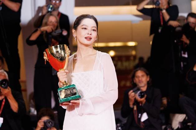 News - 2025 Winners Photocall - The 82nd Venice International Film Festival Xin Zhilei poses with the Coppa Volpi for Best Actress for The Sun Rises on Us All during the winners photocall at the 82nd Venice International Film Festival on September 06, 2025 in Venice, Italy. Photo: Cinzia Camela. Lido di Venezia Palazzo del Cinema Italy Copyright: xCinziaxCamelax xLiveMediax LPN_2012862