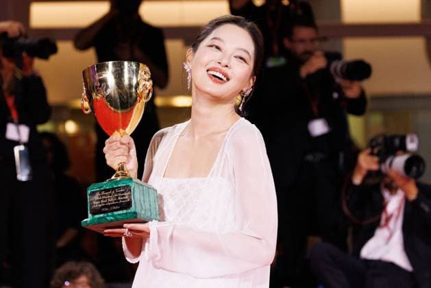 News - 2025 Winners Photocall - The 82nd Venice International Film Festival Xin Zhilei poses with the Coppa Volpi for Best Actress for The Sun Rises on Us All during the winners photocall at the 82nd Venice International Film Festival on September 06, 2025 in Venice, Italy. Photo: Cinzia Camela. Lido di Venezia Palazzo del Cinema Italy Copyright: xCinziaxCamelax xLiveMediax LPN_2012863