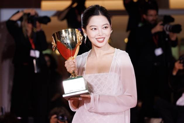 News - 2025 Winners Photocall - The 82nd Venice International Film Festival Xin Zhilei poses with the Coppa Volpi for Best Actress for The Sun Rises on Us All during the winners photocall at the 82nd Venice International Film Festival on September 06, 2025 in Venice, Italy. Photo: Cinzia Camela. Lido di Venezia Palazzo del Cinema Italy Copyright: xCinziaxCamelax xLiveMediax LPN_2012864