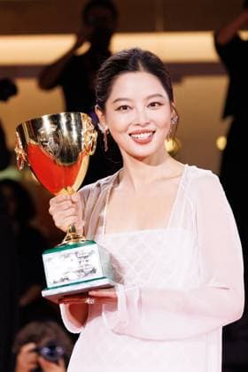 News - 2025 Winners Photocall - The 82nd Venice International Film Festival Xin Zhilei poses with the Coppa Volpi for Best Actress for The Sun Rises on Us All during the winners photocall at the 82nd Venice International Film Festival on September 06, 2025 in Venice, Italy. Photo: Cinzia Camela. Lido di Venezia Palazzo del Cinema Italy Copyright: xCinziaxCamelax xLiveMediax LPN_2012865
