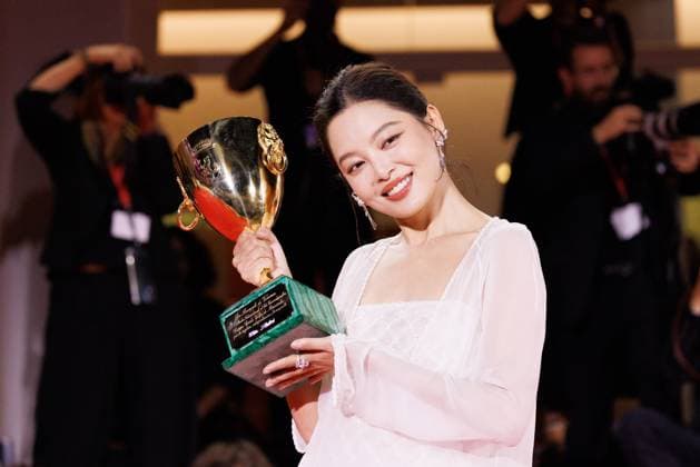 News - 2025 Winners Photocall - The 82nd Venice International Film Festival Xin Zhilei poses with the Coppa Volpi for Best Actress for The Sun Rises on Us All during the winners photocall at the 82nd Venice International Film Festival on September 06, 2025 in Venice, Italy. Photo: Cinzia Camela. Lido di Venezia Palazzo del Cinema Italy Copyright: xCinziaxCamelax xLiveMediax LPN_2012866