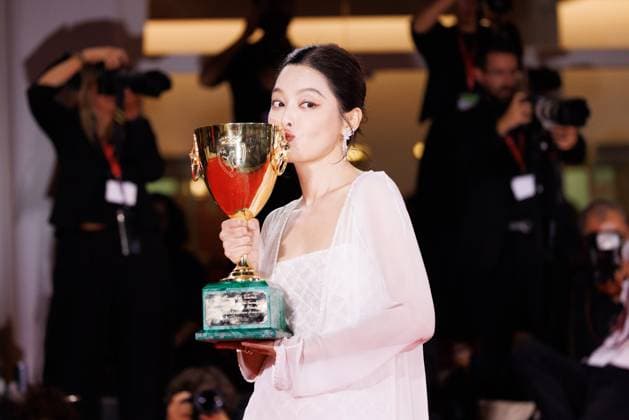 News - 2025 Winners Photocall - The 82nd Venice International Film Festival Xin Zhilei poses with the Coppa Volpi for Best Actress for The Sun Rises on Us All during the winners photocall at the 82nd Venice International Film Festival on September 06, 2025 in Venice, Italy. Photo: Cinzia Camela. Lido di Venezia Palazzo del Cinema Italy Copyright: xCinziaxCamelax xLiveMediax LPN_2012867