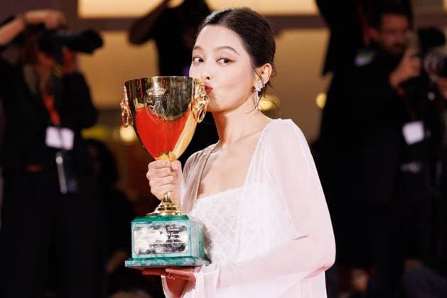 News - 2025 Winners Photocall - The 82nd Venice International Film Festival Xin Zhilei poses with the Coppa Volpi for Best Actress for The Sun Rises on Us All during the winners photocall at the 82nd Venice International Film Festival on September 06, 2025 in Venice, Italy. Photo: Cinzia Camela. Lido di Venezia Palazzo del Cinema Italy Copyright: xCinziaxCamelax xLiveMediax LPN_2012868