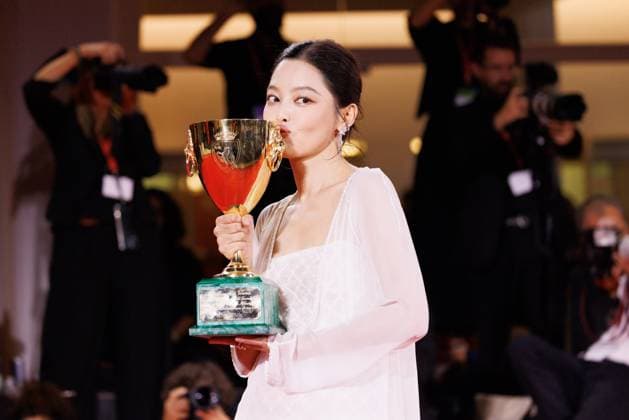 News - 2025 Winners Photocall - The 82nd Venice International Film Festival Xin Zhilei poses with the Coppa Volpi for Best Actress for The Sun Rises on Us All during the winners photocall at the 82nd Venice International Film Festival on September 06, 2025 in Venice, Italy. Photo: Cinzia Camela. Lido di Venezia Palazzo del Cinema Italy Copyright: xCinziaxCamelax xLiveMediax LPN_2012870