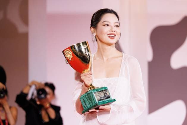 News - 2025 Winners Photocall - The 82nd Venice International Film Festival Xin Zhilei poses with the Coppa Volpi for Best Actress for The Sun Rises on Us All during the winners photocall at the 82nd Venice International Film Festival on September 06, 2025 in Venice, Italy. Photo: Cinzia Camela. Lido di Venezia Palazzo del Cinema Italy Copyright: xCinziaxCamelax xLiveMediax LPN_2012871