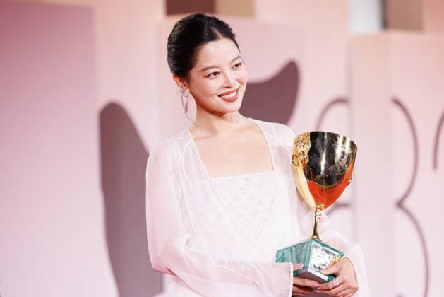 News - 2025 Winners Photocall - The 82nd Venice International Film Festival Xin Zhilei poses with the Coppa Volpi for Best Actress for The Sun Rises on Us All during the winners photocall at the 82nd Venice International Film Festival on September 06, 2025 in Venice, Italy. Photo: Cinzia Camela. Lido di Venezia Palazzo del Cinema Italy Copyright: xCinziaxCamelax xLiveMediax LPN_2012872