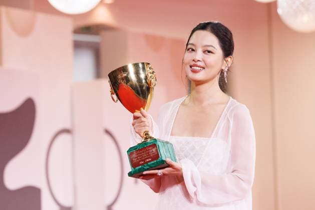 News - 2025 Winners Photocall - The 82nd Venice International Film Festival Xin Zhilei poses with the Coppa Volpi for Best Actress for The Sun Rises on Us All during the winners photocall at the 82nd Venice International Film Festival on September 06, 2025 in Venice, Italy. Photo: Cinzia Camela. Lido di Venezia Palazzo del Cinema Italy Copyright: xCinziaxCamelax xLiveMediax LPN_2012873