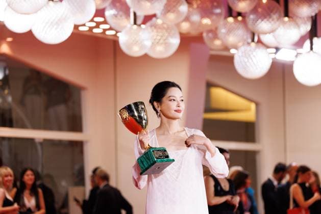 News - 2025 Winners Photocall - The 82nd Venice International Film Festival Xin Zhilei poses with the Coppa Volpi for Best Actress for The Sun Rises on Us All during the winners photocall at the 82nd Venice International Film Festival on September 06, 2025 in Venice, Italy. Photo: Cinzia Camela. Lido di Venezia Palazzo del Cinema Italy Copyright: xCinziaxCamelax xLiveMediax LPN_2012874