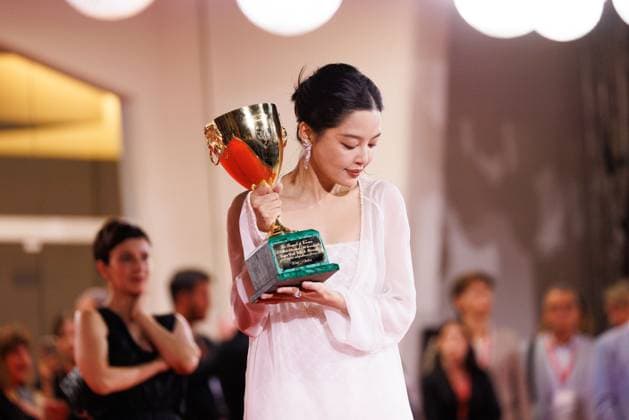 News - 2025 Winners Photocall - The 82nd Venice International Film Festival Xin Zhilei poses with the Coppa Volpi for Best Actress for The Sun Rises on Us All during the winners photocall at the 82nd Venice International Film Festival on September 06, 2025 in Venice, Italy. Photo: Cinzia Camela. Lido di Venezia Palazzo del Cinema Italy Copyright: xCinziaxCamelax xLiveMediax LPN_2012881