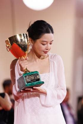 News - 2025 Winners Photocall - The 82nd Venice International Film Festival Xin Zhilei poses with the Coppa Volpi for Best Actress for The Sun Rises on Us All during the winners photocall at the 82nd Venice International Film Festival on September 06, 2025 in Venice, Italy. Photo: Cinzia Camela. Lido di Venezia Palazzo del Cinema Italy Copyright: xCinziaxCamelax xLiveMediax LPN_2012880