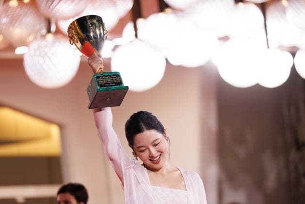 News - 2025 Winners Photocall - The 82nd Venice International Film Festival Xin Zhilei poses with the Coppa Volpi for Best Actress for The Sun Rises on Us All during the winners photocall at the 82nd Venice International Film Festival on September 06, 2025 in Venice, Italy. Photo: Cinzia Camela. Lido di Venezia Palazzo del Cinema Italy Copyright: xCinziaxCamelax xLiveMediax LPN_2012882
