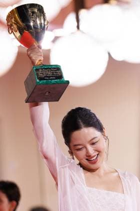 News - 2025 Winners Photocall - The 82nd Venice International Film Festival Xin Zhilei poses with the Coppa Volpi for Best Actress for The Sun Rises on Us All during the winners photocall at the 82nd Venice International Film Festival on September 06, 2025 in Venice, Italy. Photo: Cinzia Camela. Lido di Venezia Palazzo del Cinema Italy Copyright: xCinziaxCamelax xLiveMediax LPN_2012883