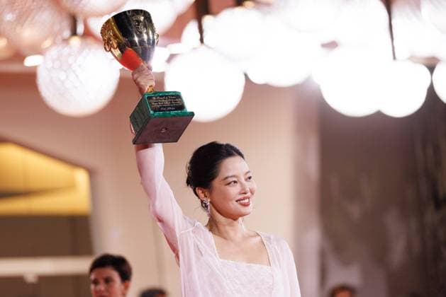 News - 2025 Winners Photocall - The 82nd Venice International Film Festival Xin Zhilei poses with the Coppa Volpi for Best Actress for The Sun Rises on Us All during the winners photocall at the 82nd Venice International Film Festival on September 06, 2025 in Venice, Italy. Photo: Cinzia Camela. Lido di Venezia Palazzo del Cinema Italy Copyright: xCinziaxCamelax xLiveMediax LPN_2012884
