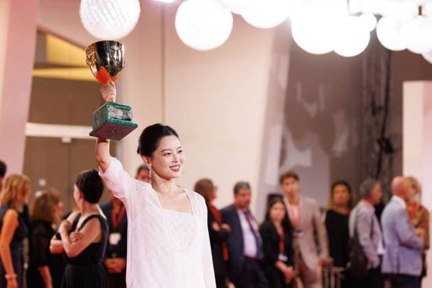 News - 2025 Winners Photocall - The 82nd Venice International Film Festival Xin Zhilei poses with the Coppa Volpi for Best Actress for The Sun Rises on Us All during the winners photocall at the 82nd Venice International Film Festival on September 06, 2025 in Venice, Italy. Photo: Cinzia Camela. Lido di Venezia Palazzo del Cinema Italy Copyright: xCinziaxCamelax xLiveMediax LPN_2012886