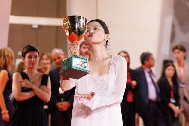 News - 2025 Winners Photocall - The 82nd Venice International Film Festival Xin Zhilei poses with the Coppa Volpi for Best Actress for The Sun Rises on Us All during the winners photocall at the 82nd Venice International Film Festival on September 06, 2025 in Venice, Italy. Photo: Cinzia Camela. Lido di Venezia Palazzo del Cinema Italy Copyright: xCinziaxCamelax xLiveMediax LPN_2012888