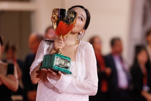 News - 2025 Winners Photocall - The 82nd Venice International Film Festival Xin Zhilei poses with the Coppa Volpi for Best Actress for The Sun Rises on Us All during the winners photocall at the 82nd Venice International Film Festival on September 06, 2025 in Venice, Italy. Photo: Cinzia Camela. Lido di Venezia Palazzo del Cinema Italy Copyright: xCinziaxCamelax xLiveMediax LPN_2012890