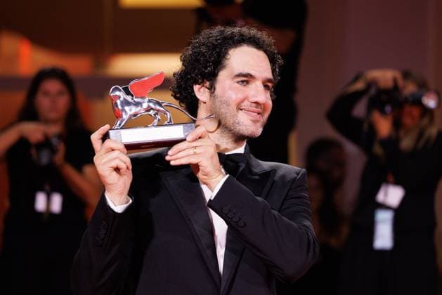 News - 2025 Winners Photocall - The 82nd Venice International Film Festival Benny Safdie poses with the Silver Lion for Best Director for The Smashing Machine during the winners photocall at the 82nd Venice International Film Festival on September 06, 2025 in Venice, Italy. Photo: Cinzia Camela. Lido di Venezia Palazzo del Cinema Italy Copyright: xCinziaxCamelax xLiveMediax LPN_2012893