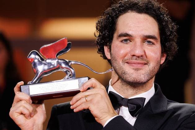 News - 2025 Winners Photocall - The 82nd Venice International Film Festival Benny Safdie poses with the Silver Lion for Best Director for The Smashing Machine during the winners photocall at the 82nd Venice International Film Festival on September 06, 2025 in Venice, Italy. Photo: Cinzia Camela. Lido di Venezia Palazzo del Cinema Italy Copyright: xCinziaxCamelax xLiveMediax LPN_2012894