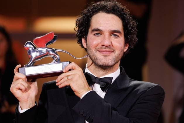 News - 2025 Winners Photocall - The 82nd Venice International Film Festival Benny Safdie poses with the Silver Lion for Best Director for The Smashing Machine during the winners photocall at the 82nd Venice International Film Festival on September 06, 2025 in Venice, Italy. Photo: Cinzia Camela. Lido di Venezia Palazzo del Cinema Italy Copyright: xCinziaxCamelax xLiveMediax LPN_2012895