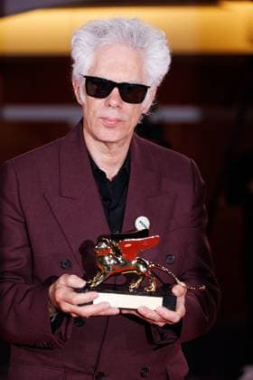 News - 2025 Winners Photocall - The 82nd Venice International Film Festival Jim Jarmusch poses with the Golden Lion for Best Film for Father Mother Sister Brother during the winners photocall at the 82nd Venice International Film Festival on September 06, 2025 in Venice, Italy. Photo: Cinzia Camela. Lido di Venezia Palazzo del Cinema Italy Copyright: xCinziaxCamelax xLiveMediax LPN_2012902