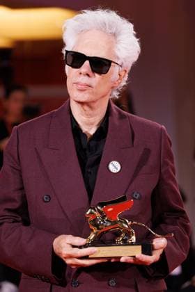 News - 2025 Winners Photocall - The 82nd Venice International Film Festival Jim Jarmusch poses with the Golden Lion for Best Film for Father Mother Sister Brother during the winners photocall at the 82nd Venice International Film Festival on September 06, 2025 in Venice, Italy. Photo: Cinzia Camela. Lido di Venezia Palazzo del Cinema Italy Copyright: xCinziaxCamelax xLiveMediax LPN_2012903