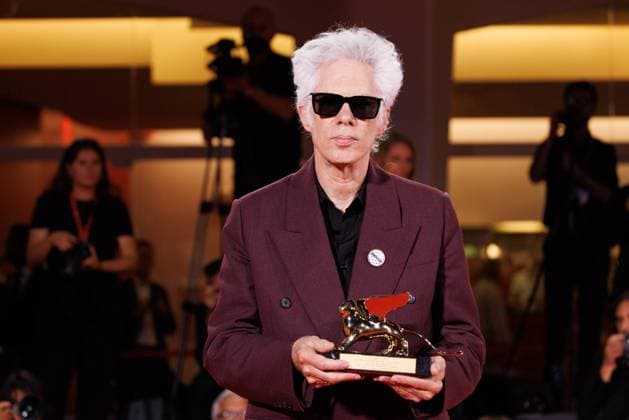 News - 2025 Winners Photocall - The 82nd Venice International Film Festival Jim Jarmusch poses with the Golden Lion for Best Film for Father Mother Sister Brother during the winners photocall at the 82nd Venice International Film Festival on September 06, 2025 in Venice, Italy. Photo: Cinzia Camela. Lido di Venezia Palazzo del Cinema Italy Copyright: xCinziaxCamelax xLiveMediax LPN_2012905
