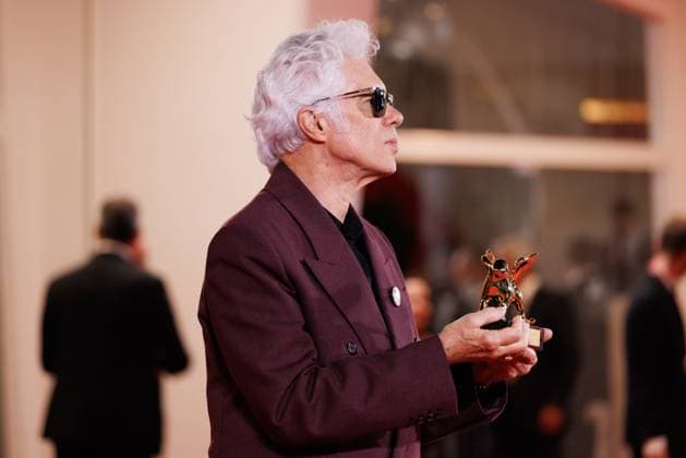 News - 2025 Winners Photocall - The 82nd Venice International Film Festival Jim Jarmusch poses with the Golden Lion for Best Film for Father Mother Sister Brother during the winners photocall at the 82nd Venice International Film Festival on September 06, 2025 in Venice, Italy. Photo: Cinzia Camela. Lido di Venezia Palazzo del Cinema Italy Copyright: xCinziaxCamelax xLiveMediax LPN_2012908