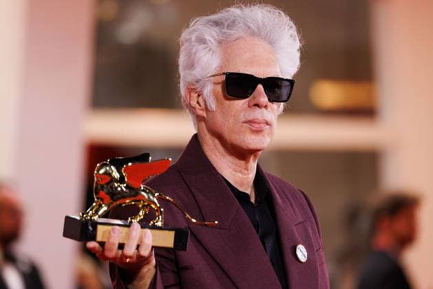 News - 2025 Winners Photocall - The 82nd Venice International Film Festival Jim Jarmusch poses with the Golden Lion for Best Film for Father Mother Sister Brother during the winners photocall at the 82nd Venice International Film Festival on September 06, 2025 in Venice, Italy. Photo: Cinzia Camela. Lido di Venezia Palazzo del Cinema Italy Copyright: xCinziaxCamelax xLiveMediax LPN_2012909