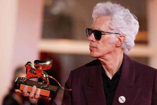 News - 2025 Winners Photocall - The 82nd Venice International Film Festival Jim Jarmusch poses with the Golden Lion for Best Film for Father Mother Sister Brother during the winners photocall at the 82nd Venice International Film Festival on September 06, 2025 in Venice, Italy. Photo: Cinzia Camela. Lido di Venezia Palazzo del Cinema Italy Copyright: xCinziaxCamelax xLiveMediax LPN_2012910