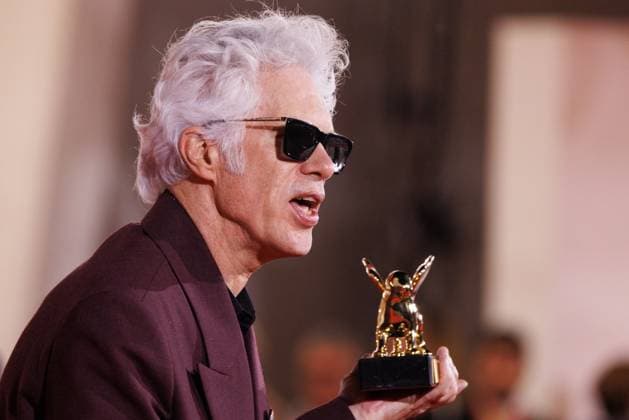 News - 2025 Winners Photocall - The 82nd Venice International Film Festival Jim Jarmusch poses with the Golden Lion for Best Film for Father Mother Sister Brother during the winners photocall at the 82nd Venice International Film Festival on September 06, 2025 in Venice, Italy. Photo: Cinzia Camela. Lido di Venezia Palazzo del Cinema Italy Copyright: xCinziaxCamelax xLiveMediax LPN_2012911