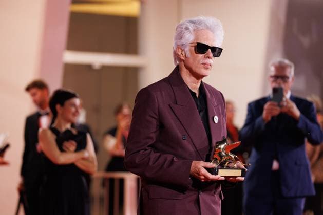 News - 2025 Winners Photocall - The 82nd Venice International Film Festival Jim Jarmusch poses with the Golden Lion for Best Film for Father Mother Sister Brother during the winners photocall at the 82nd Venice International Film Festival on September 06, 2025 in Venice, Italy. Photo: Cinzia Camela. Lido di Venezia Palazzo del Cinema Italy Copyright: xCinziaxCamelax xLiveMediax LPN_2012913
